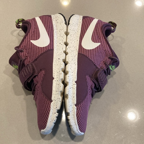 Nike TRAINERENDOR Merlot Low Textile Trainer - Picture 5 of 7